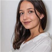 Según mis vecinos a quienes he cuidado (gemelos de 6 años): la señorita Miel.
Siempre me gustaron los niños, cuidarlos y jugar, y desde pequeña he ayudado tanto an mis compañeros como a niños con los deberes de la escuela. Me divierte, me gusta, me consid